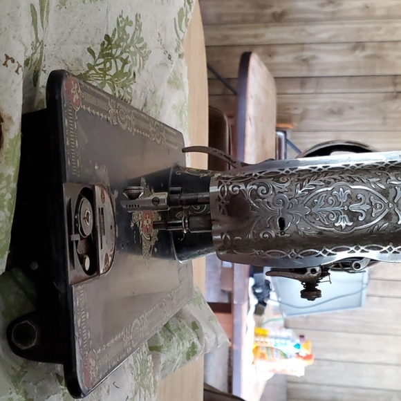 Sewing machine - Picture 3 of 4